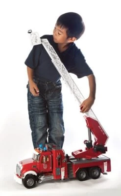 Bruder 2821 Brandweer Ladderwagen Mack-Granite -Beste Speelgoed Winkel bruder brandweerladderwagen mack granite incl waterpomp 2