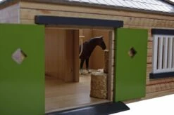 Kidsglobe Paardenstal Met 4 Boxen En Berging Bruin/groen 12 Kidsglobe Paardenstal Met 4 Boxen En Berging Bruin/groen -Beste Speelgoed Winkel kidsglobe hoek paardenstal 4 paardenboxen bruingroen met berging 3