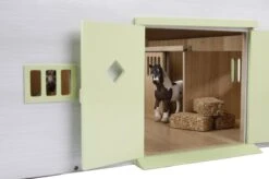 KidsGlobe Paardenstal Met 7 Boxen Pink-White 10 KidsGlobe Paardenstal Met 7 Boxen Pink-White -Beste Speelgoed Winkel kidsglobe paardenstal 7 paardenboxen wit roze 610189 1