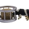 Voederring Met Ronde Baal En Koe Schaal 1 : 32 -Beste Speelgoed Winkel koe met voederring kidsglobe 571961 scaled 1
