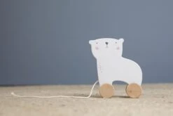 Little Dutch LD4452 Houten Trekdier IJsbeer -Beste Speelgoed Winkel little dutch houten trekdier ijsbeer 1 scaled 1