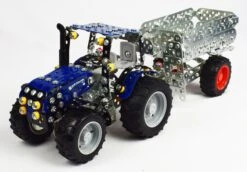 Tronico Mini New Holland T4 Met Aanhangwagen – 1 : 32 -Beste Speelgoed Winkel new holland t4 met aanhanger tronico mini 10056