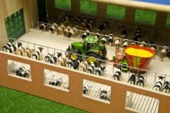 Kidsglobe Luxe Ligboxenstal Met Roosters 1:32 -Beste Speelgoed Winkel stal met roosters kidsglobe 610693 1 1